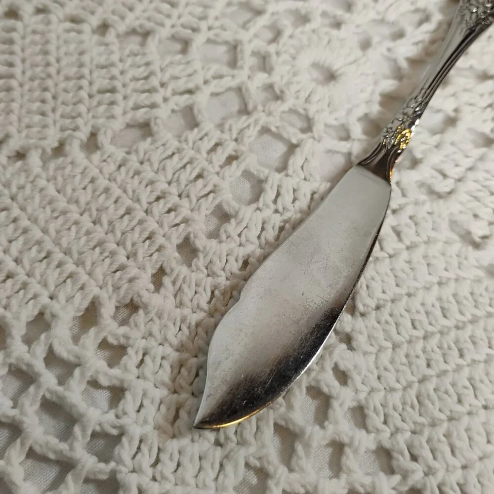 Oneida USA master butter knife Wordsworth pattern circa 1990s floral scroll patt